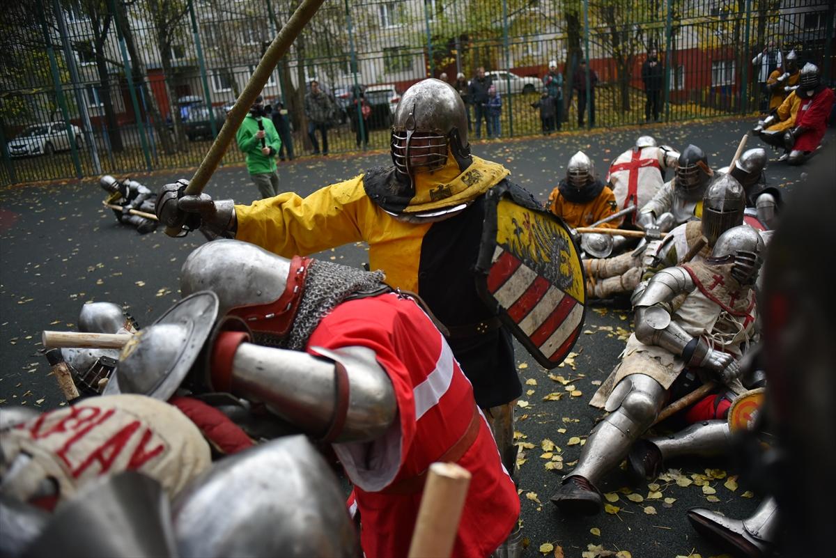 Moskova'da çelik zırhlarla Orta Çağ sokak kavgaları etkinliği