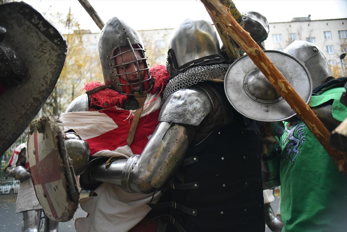 Moskova'da çelik zırhlarla Orta Çağ sokak kavgaları etkinliği
