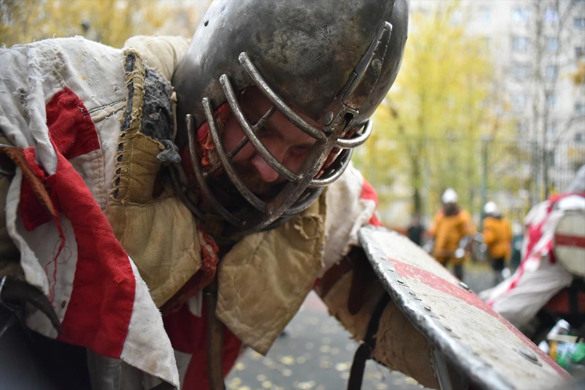 Moskova'da çelik zırhlarla Orta Çağ sokak kavgaları etkinliği