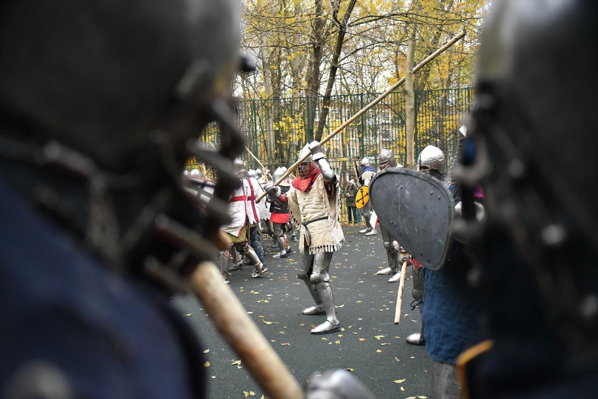 Moskova'da çelik zırhlarla Orta Çağ sokak kavgaları etkinliği