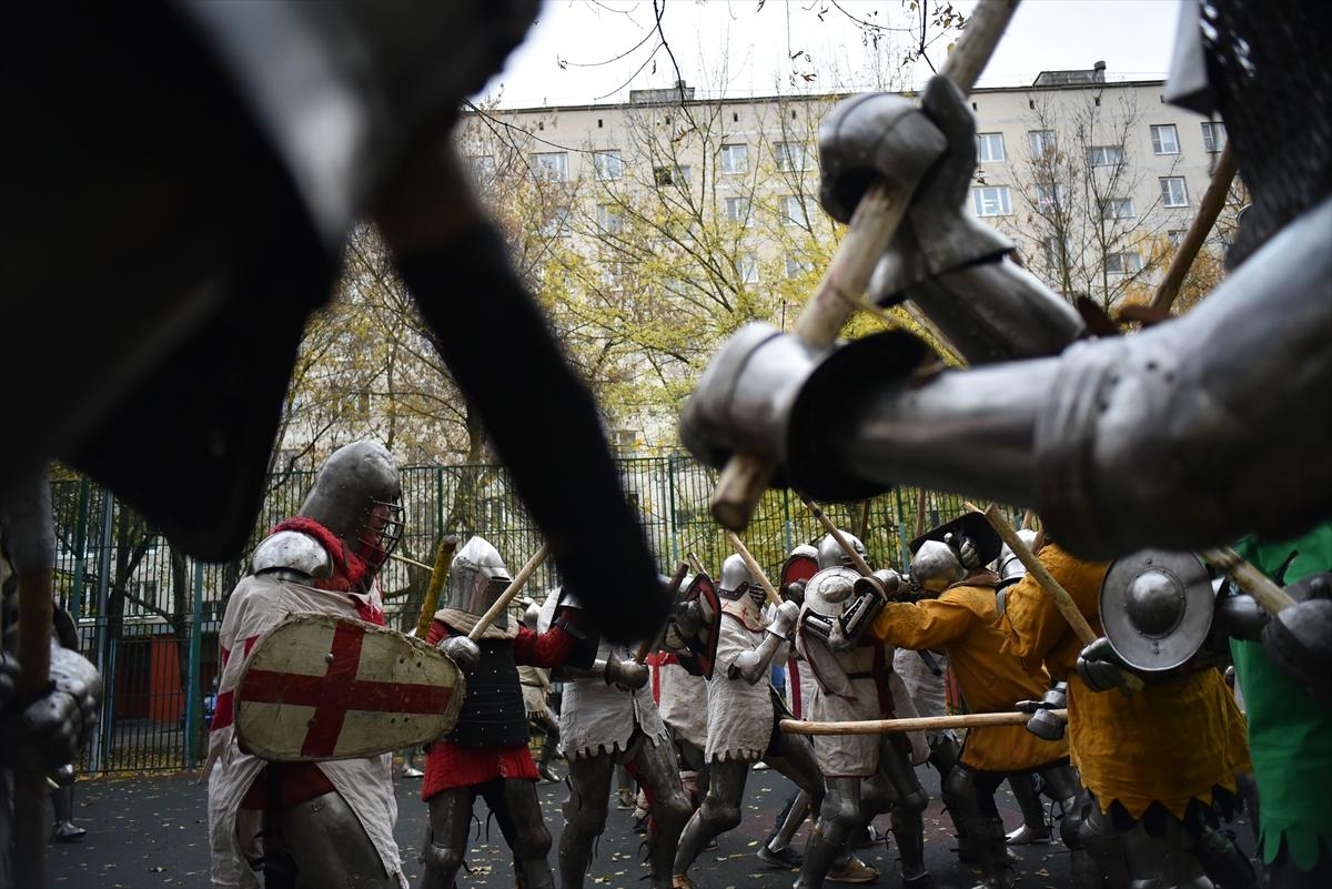 Moskova'da çelik zırhlarla Orta Çağ sokak kavgaları etkinliği