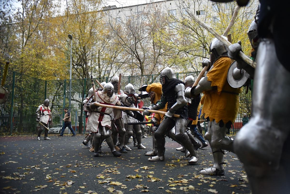 Moskova'da çelik zırhlarla Orta Çağ sokak kavgaları etkinliği