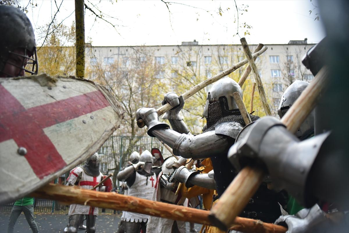 Moskova'da çelik zırhlarla Orta Çağ sokak kavgaları etkinliği