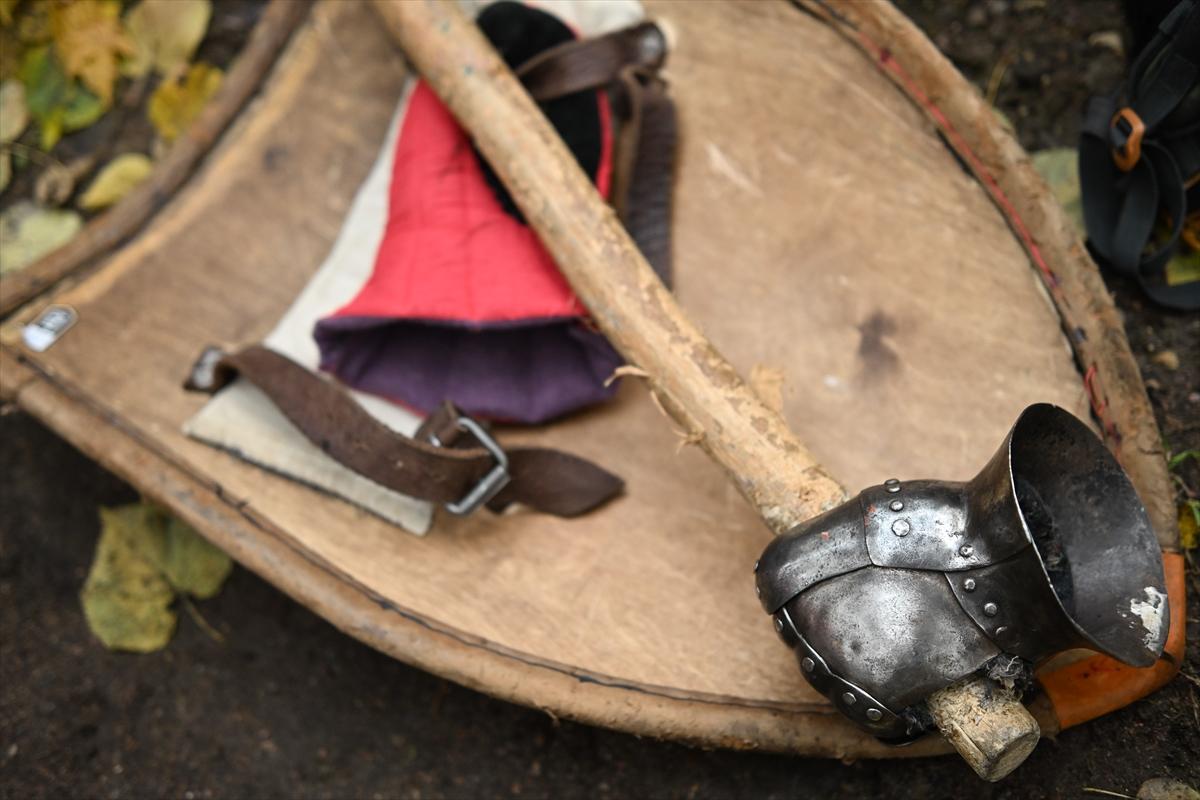 Moskova'da çelik zırhlarla Orta Çağ sokak kavgaları etkinliği