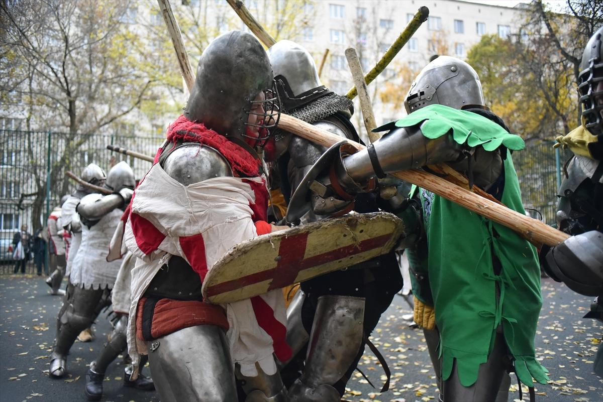 Moskova'da çelik zırhlarla Orta Çağ sokak kavgaları etkinliği