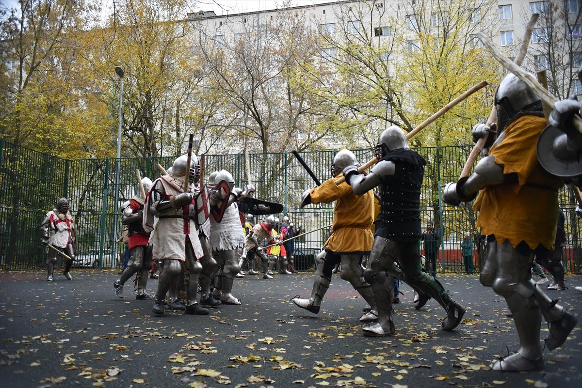 Moskova'da çelik zırhlarla Orta Çağ sokak kavgaları etkinliği