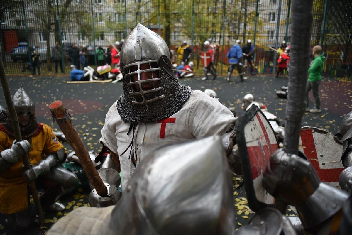 Moskova'da çelik zırhlarla Orta Çağ sokak kavgaları etkinliği