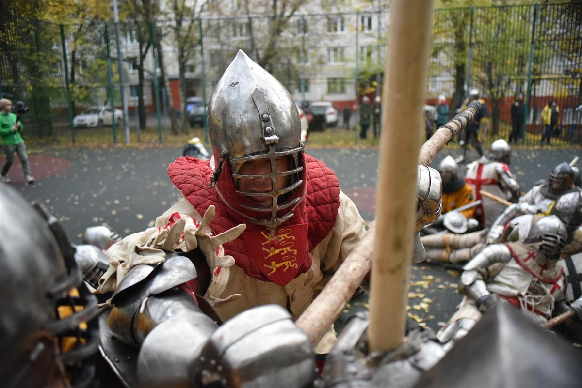 Moskova'da çelik zırhlarla Orta Çağ sokak kavgaları etkinliği