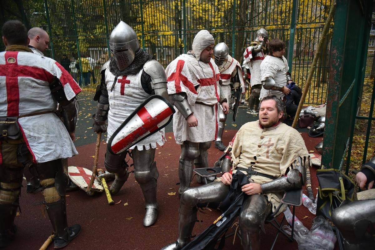 Moskova'da çelik zırhlarla Orta Çağ sokak kavgaları etkinliği