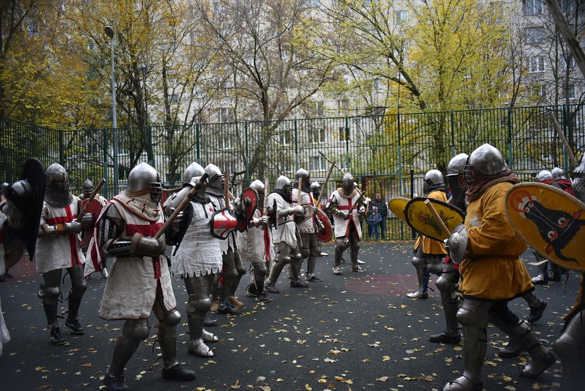Moskova'da çelik zırhlarla Orta Çağ sokak kavgaları etkinliği