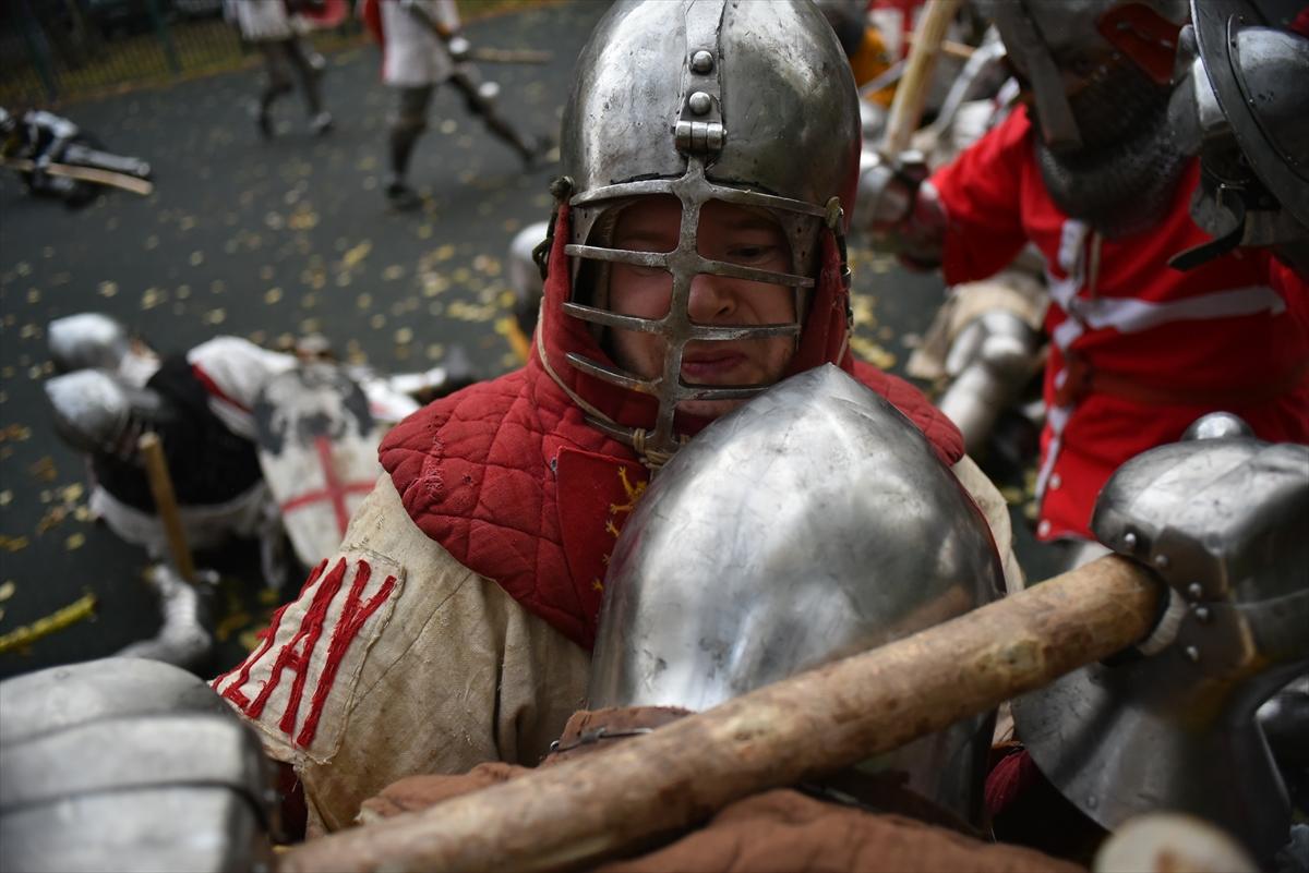 Moskova'da çelik zırhlarla Orta Çağ sokak kavgaları etkinliği