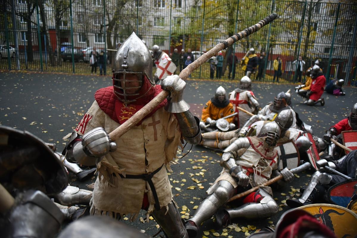 Moskova'da çelik zırhlarla Orta Çağ sokak kavgaları etkinliği