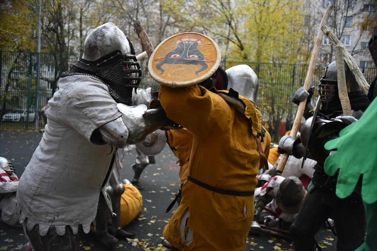 Moskova'da çelik zırhlarla Orta Çağ sokak kavgaları etkinliği