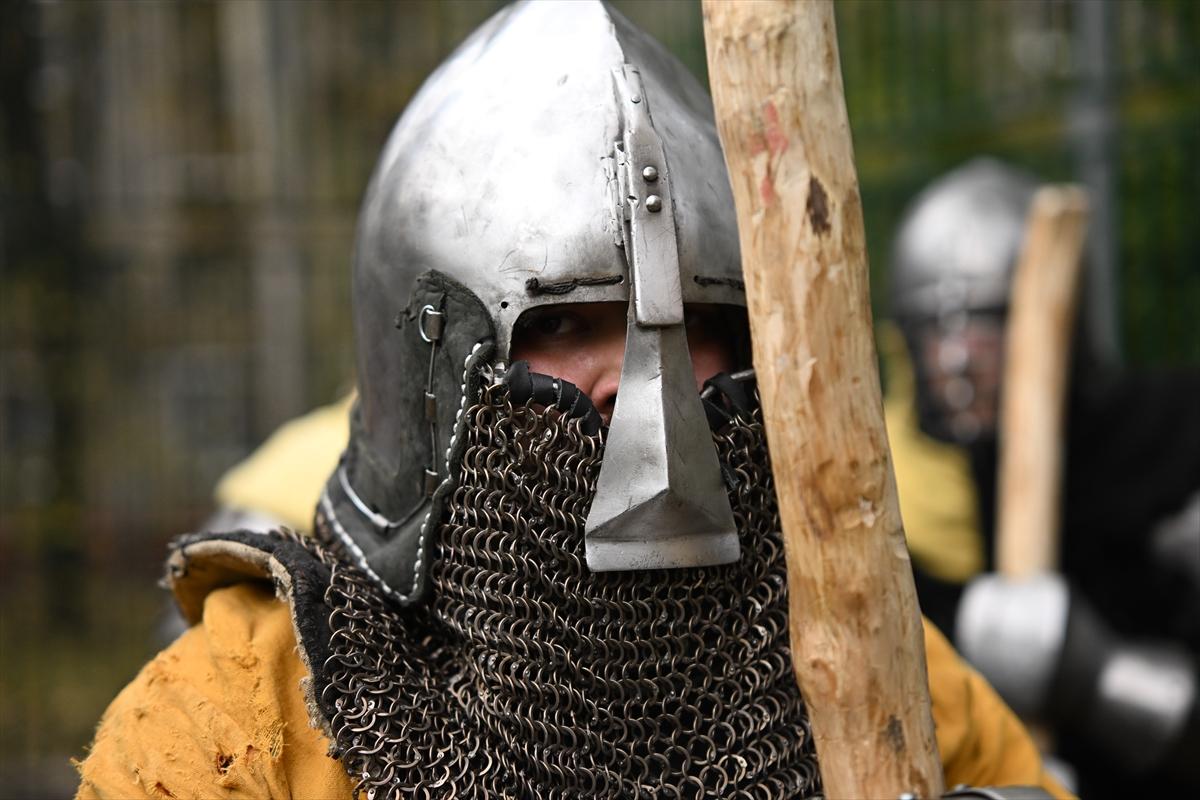 Moskova'da çelik zırhlarla Orta Çağ sokak kavgaları etkinliği