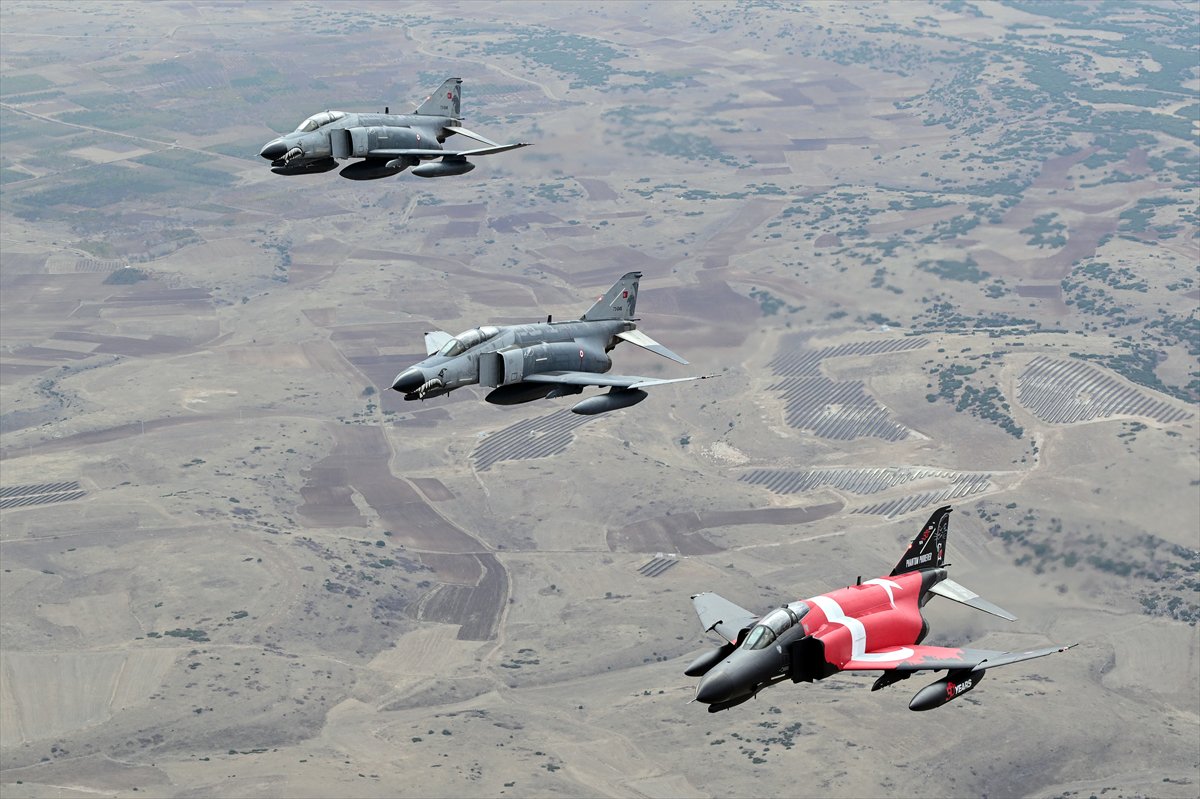 Eskişehir'de F-4E uçaklarından 50. yıla özel nefes kesen eğitim uçuşu