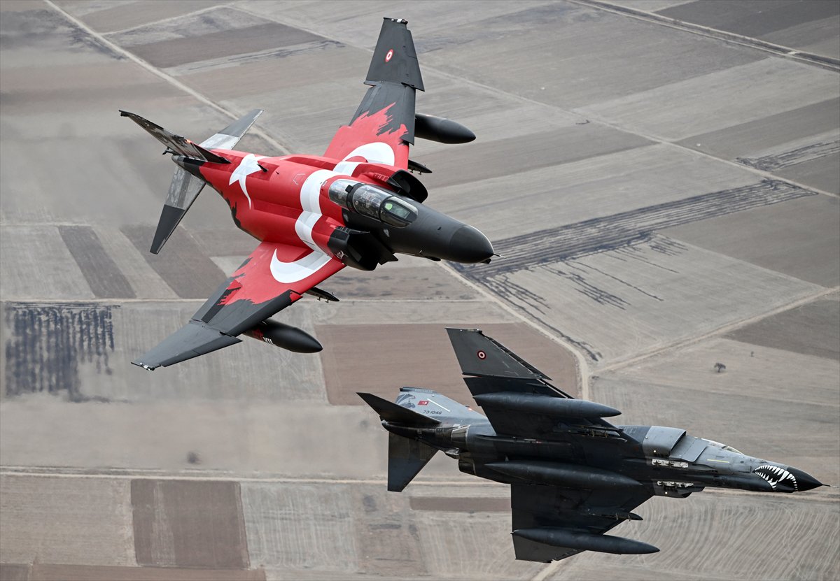 Eskişehir'de F-4E uçaklarından 50. yıla özel nefes kesen eğitim uçuşu
