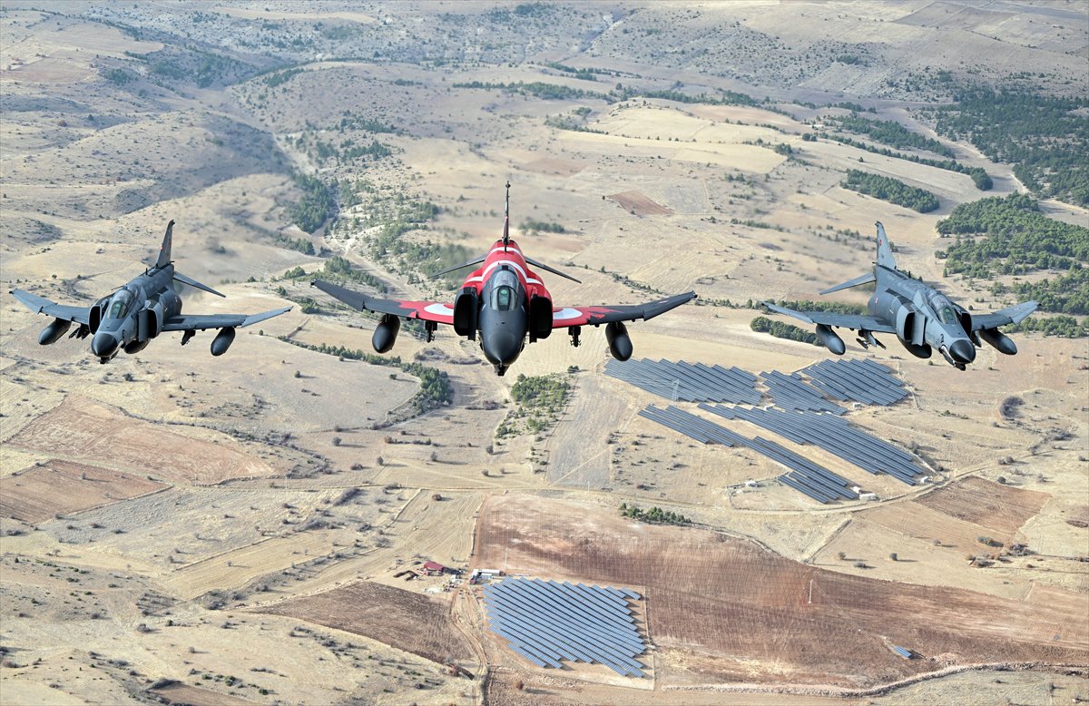 Eskişehir'de F-4E uçaklarından 50. yıla özel nefes kesen eğitim uçuşu