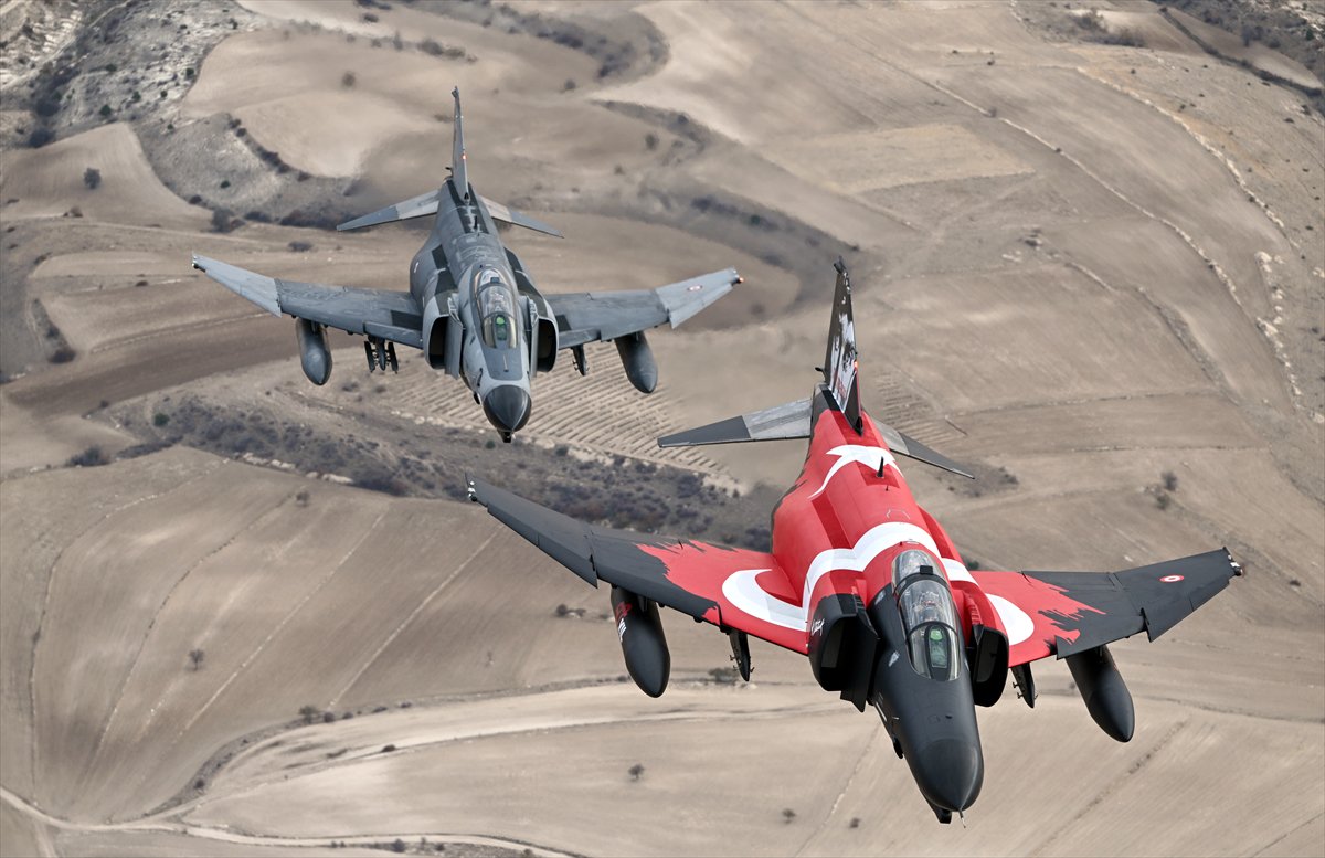 Eskişehir'de F-4E uçaklarından 50. yıla özel nefes kesen eğitim uçuşu