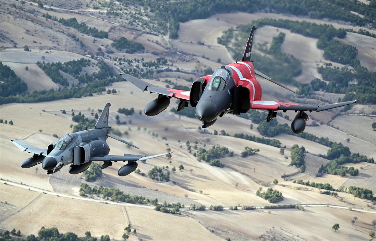 Eskişehir'de F-4E uçaklarından 50. yıla özel nefes kesen eğitim uçuşu