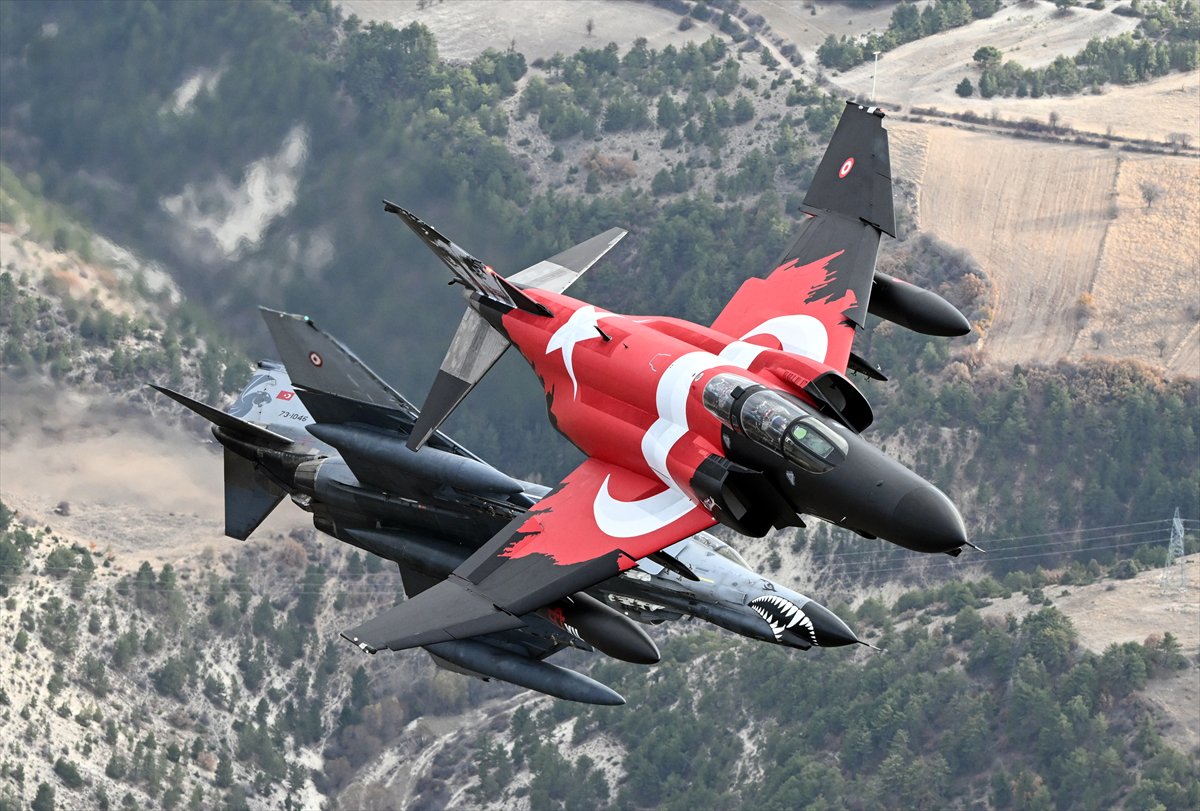 Eskişehir'de F-4E uçaklarından 50. yıla özel nefes kesen eğitim uçuşu
