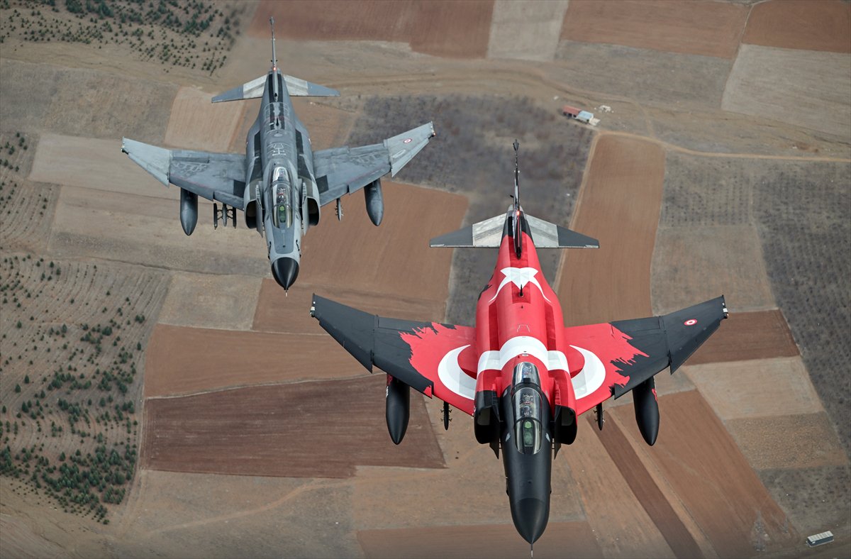 Eskişehir'de F-4E uçaklarından 50. yıla özel nefes kesen eğitim uçuşu
