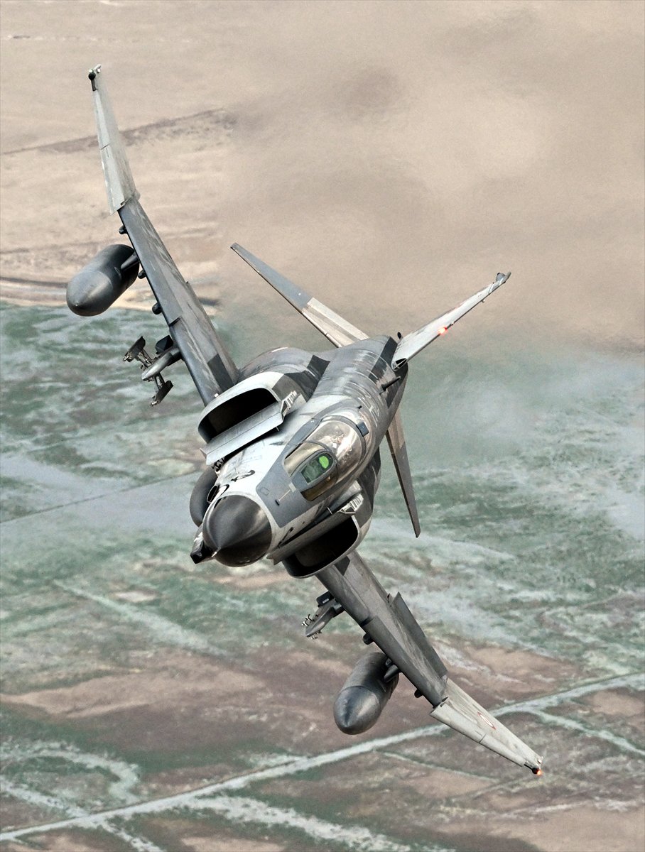 Eskişehir'de F-4E uçaklarından 50. yıla özel nefes kesen eğitim uçuşu