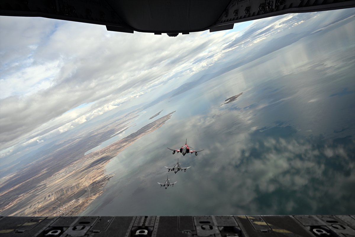 Eskişehir'de F-4E uçaklarından 50. yıla özel nefes kesen eğitim uçuşu