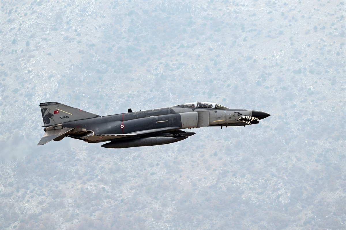 Eskişehir'de F-4E uçaklarından 50. yıla özel nefes kesen eğitim uçuşu