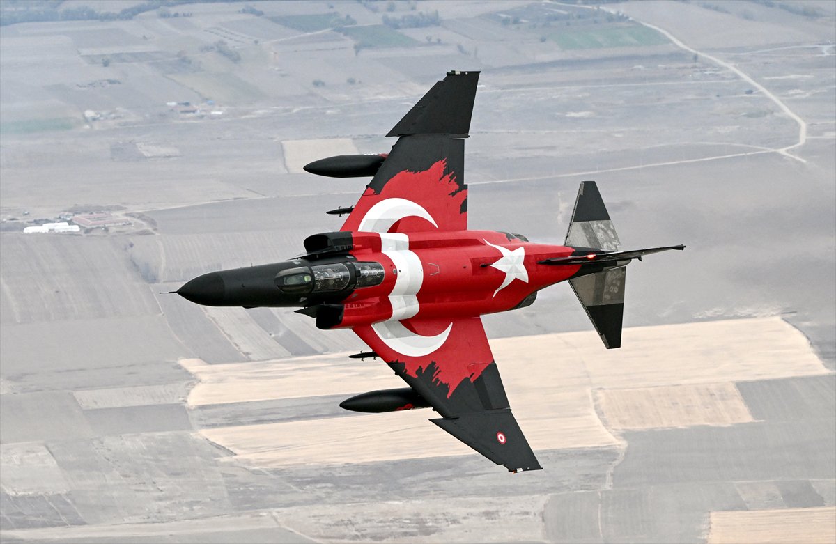 Eskişehir'de F-4E uçaklarından 50. yıla özel nefes kesen eğitim uçuşu