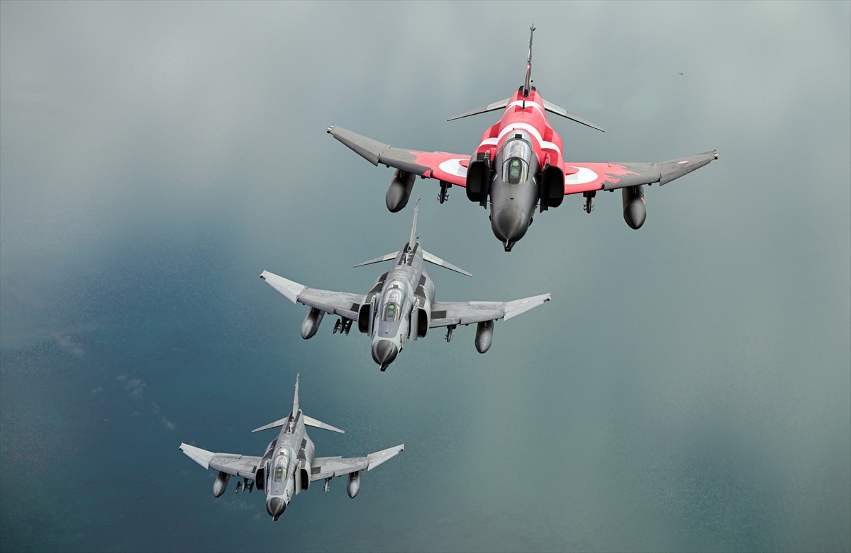 Eskişehir'de F-4E uçaklarından 50. yıla özel nefes kesen eğitim uçuşu