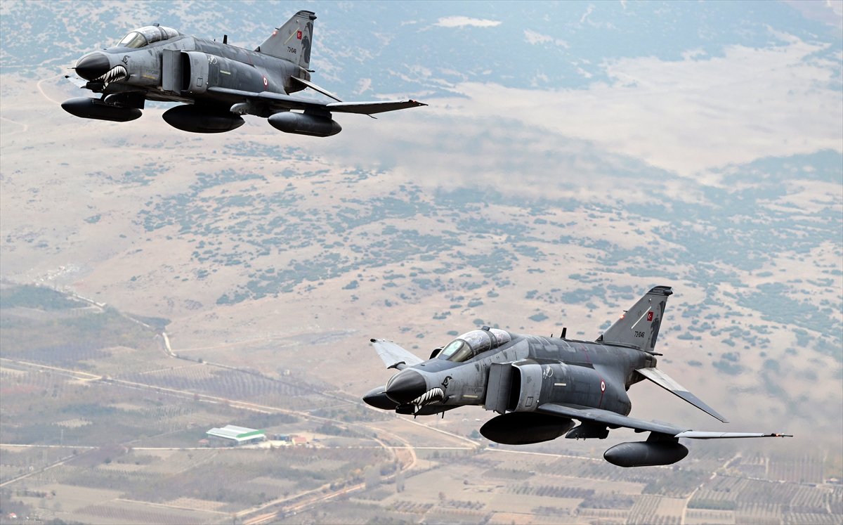 Eskişehir'de F-4E uçaklarından 50. yıla özel nefes kesen eğitim uçuşu