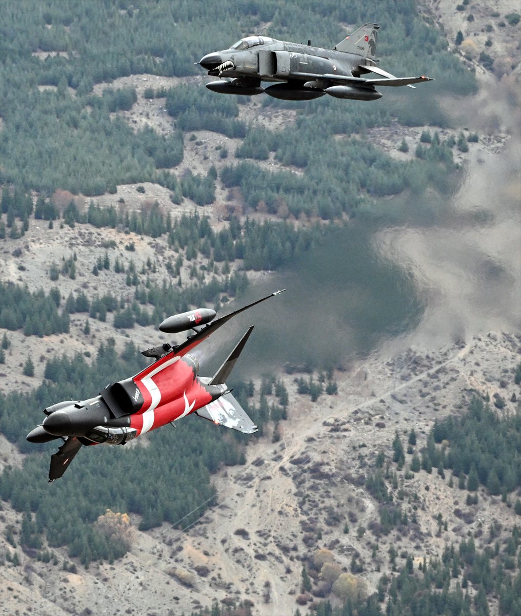 Eskişehir'de F-4E uçaklarından 50. yıla özel nefes kesen eğitim uçuşu
