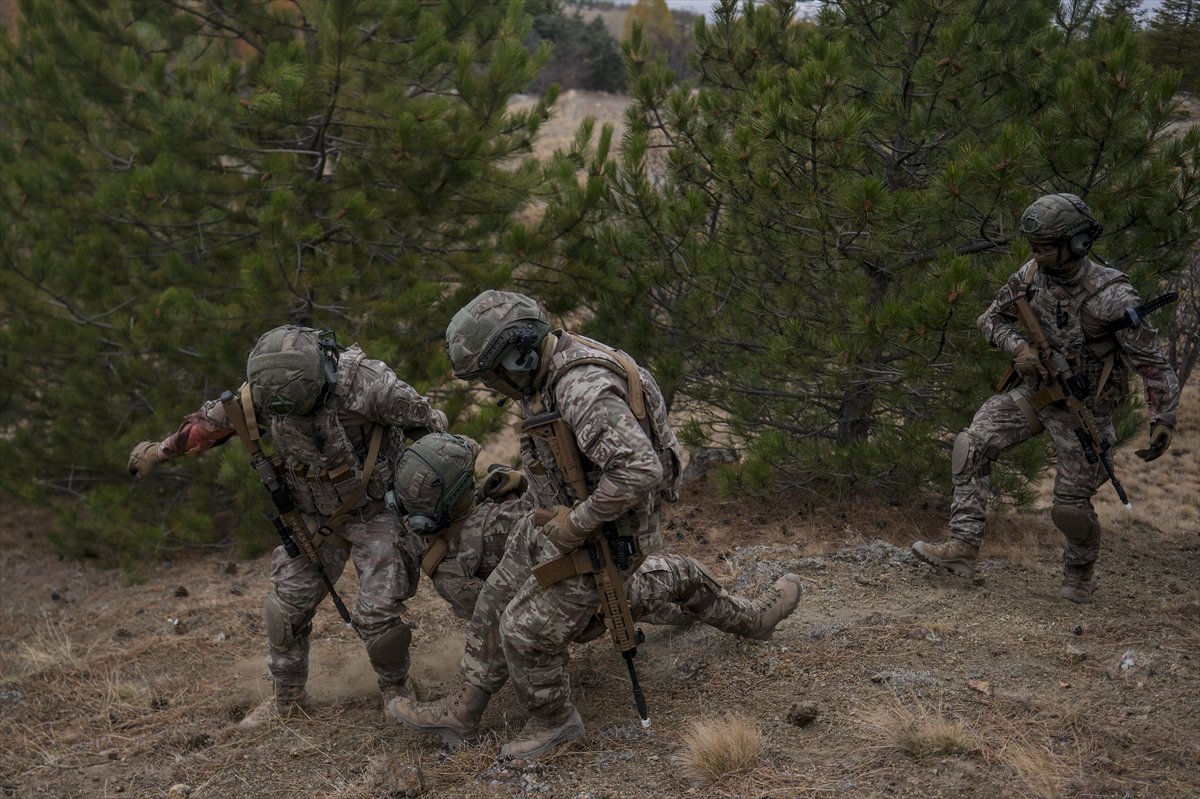 TSK'nın göz bebeği 'bordo bereliler' hayat kurtaran eğitimler alıyor
