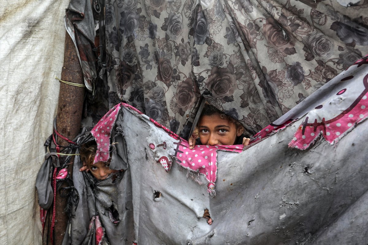 Gazze'de yaşam mücadelesi: Sahildeki çadırları deniz suyu bastı