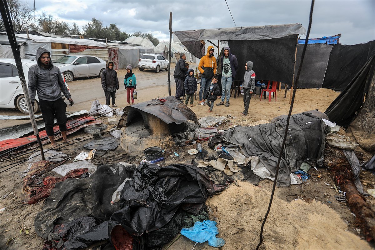 Gazze'de yaşam mücadelesi: Sahildeki çadırları deniz suyu bastı