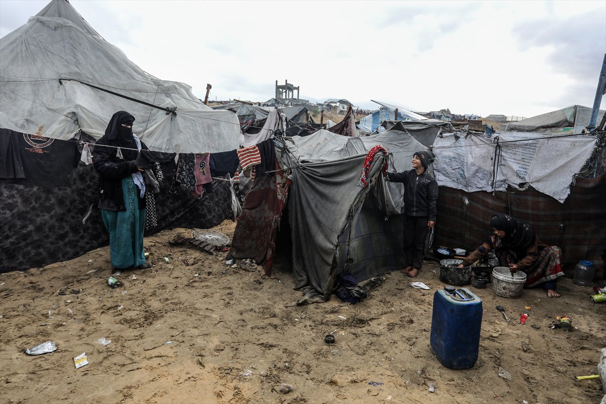 Gazze'de yaşam mücadelesi: Sahildeki çadırları deniz suyu bastı