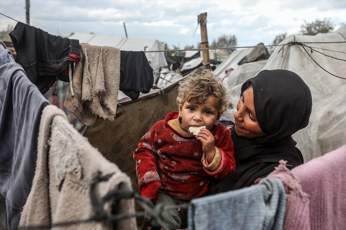 Gazze'de yaşam mücadelesi: Sahildeki çadırları deniz suyu bastı