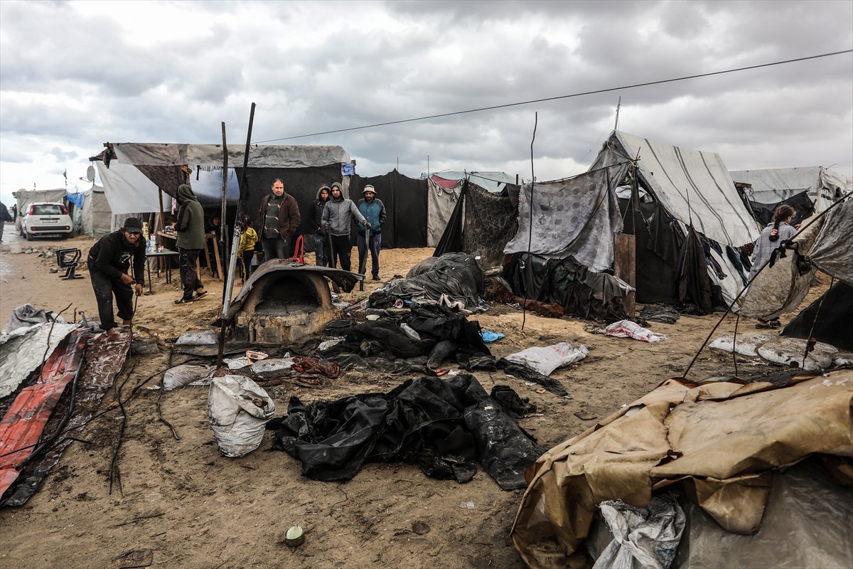 Gazze'de yaşam mücadelesi: Sahildeki çadırları deniz suyu bastı