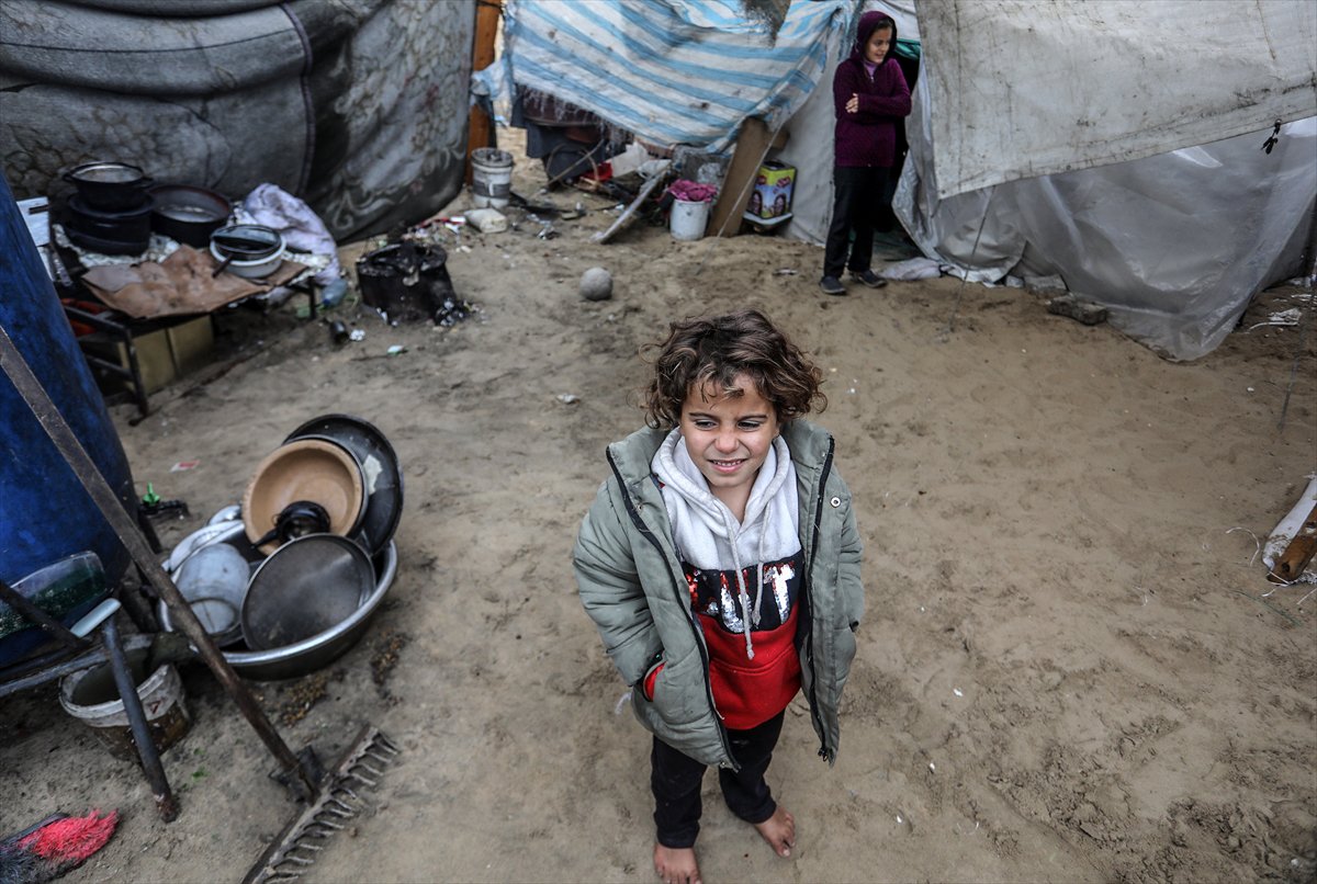 Gazze'de yaşam mücadelesi: Sahildeki çadırları deniz suyu bastı