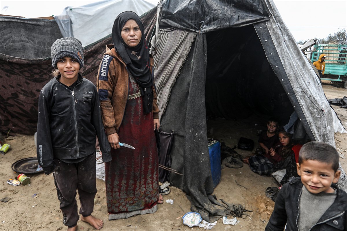 Gazze'de yaşam mücadelesi: Sahildeki çadırları deniz suyu bastı