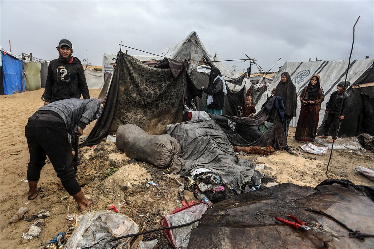 Gazze'de yaşam mücadelesi: Sahildeki çadırları deniz suyu bastı