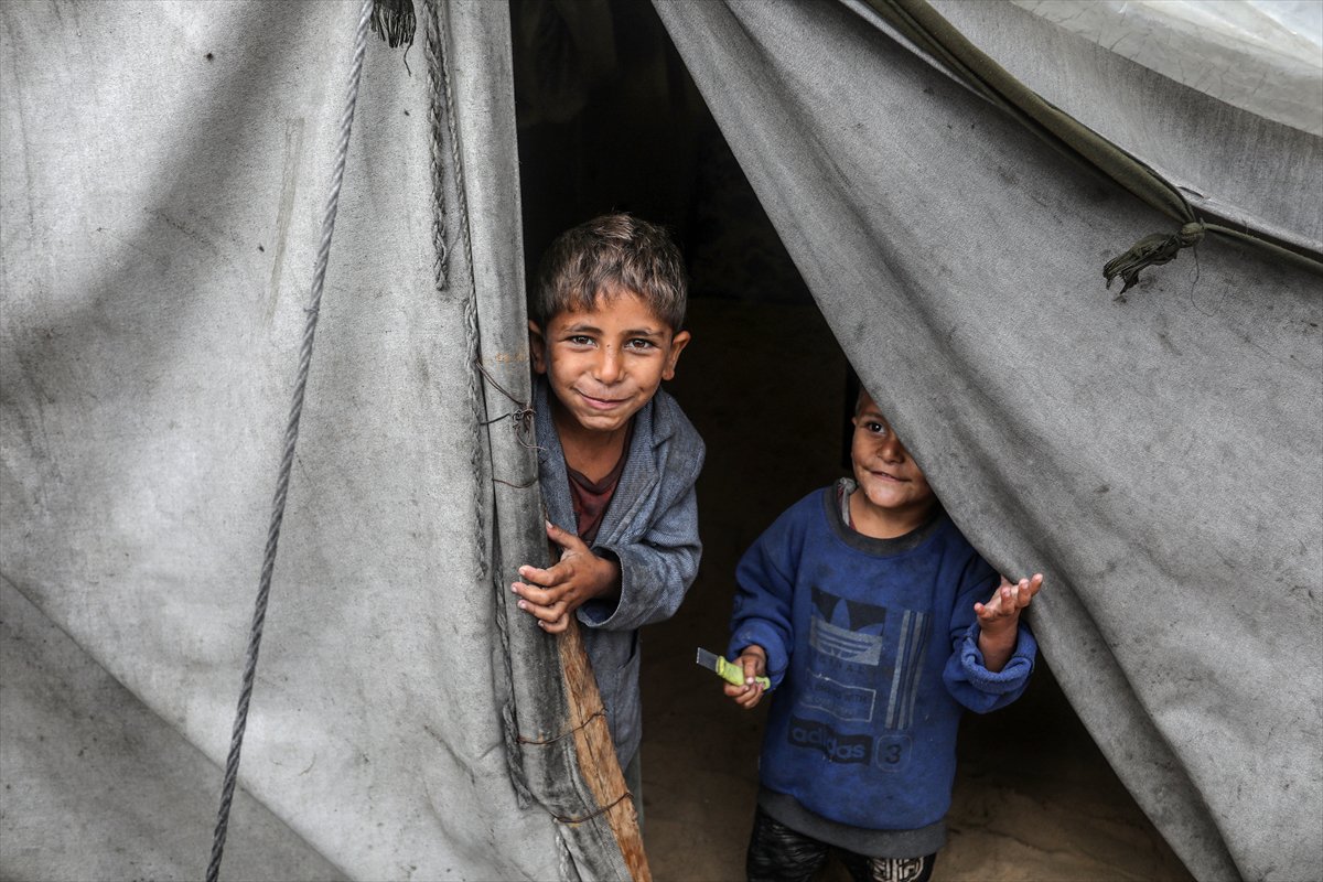 Gazze'de yaşam mücadelesi: Sahildeki çadırları deniz suyu bastı