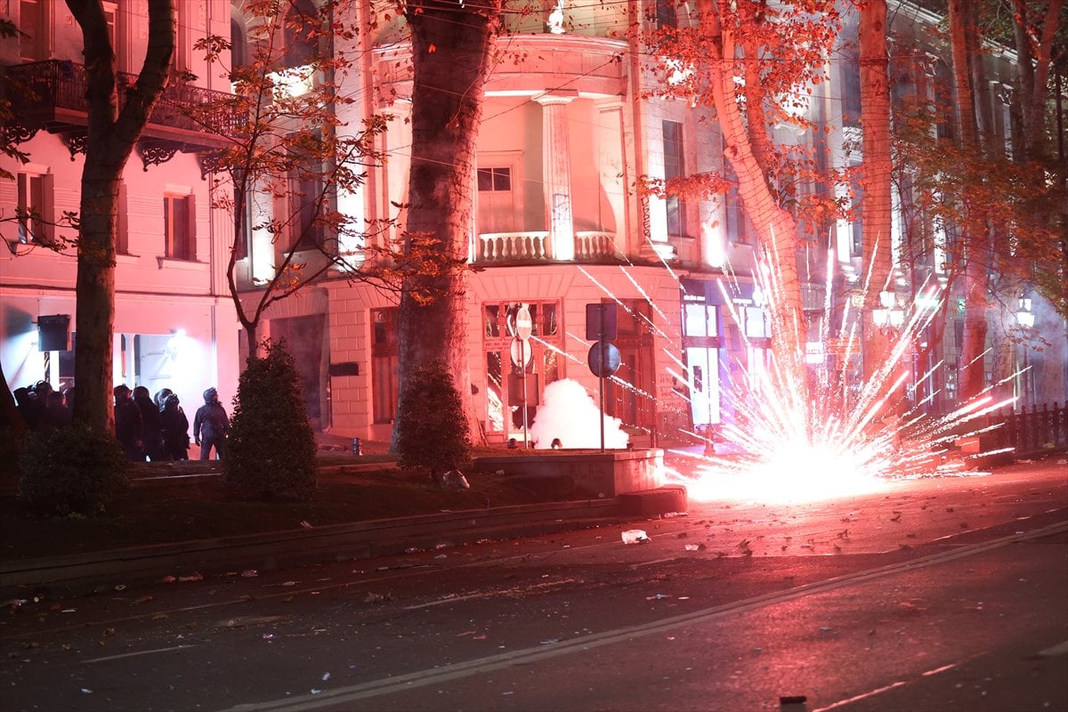 Gürcistan'da AB yanlısı göstericilerin hükümet karşıtı eylemlerine polis müdahalesi