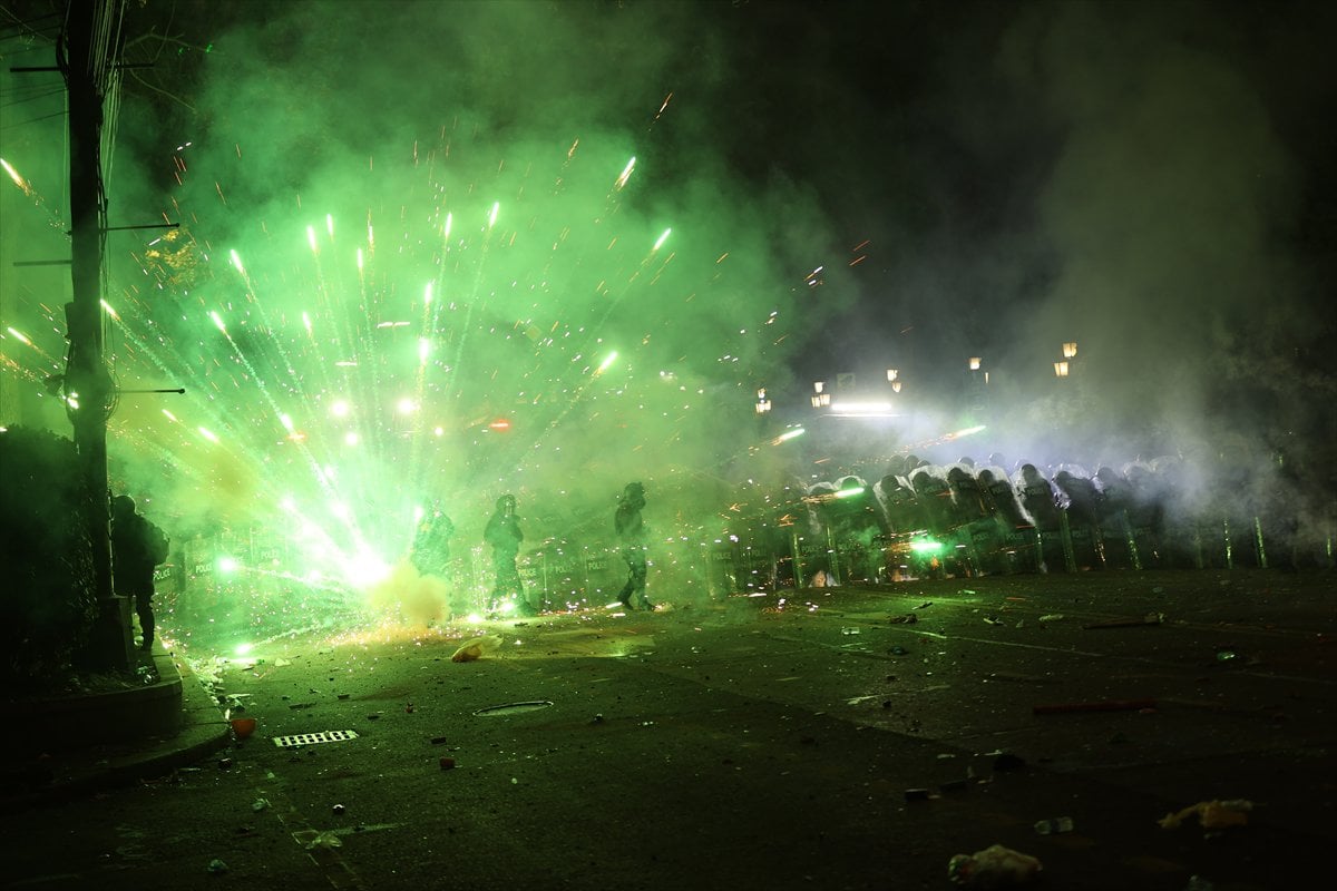 Gürcistan'da AB yanlısı göstericilerin hükümet karşıtı eylemlerine polis müdahalesi