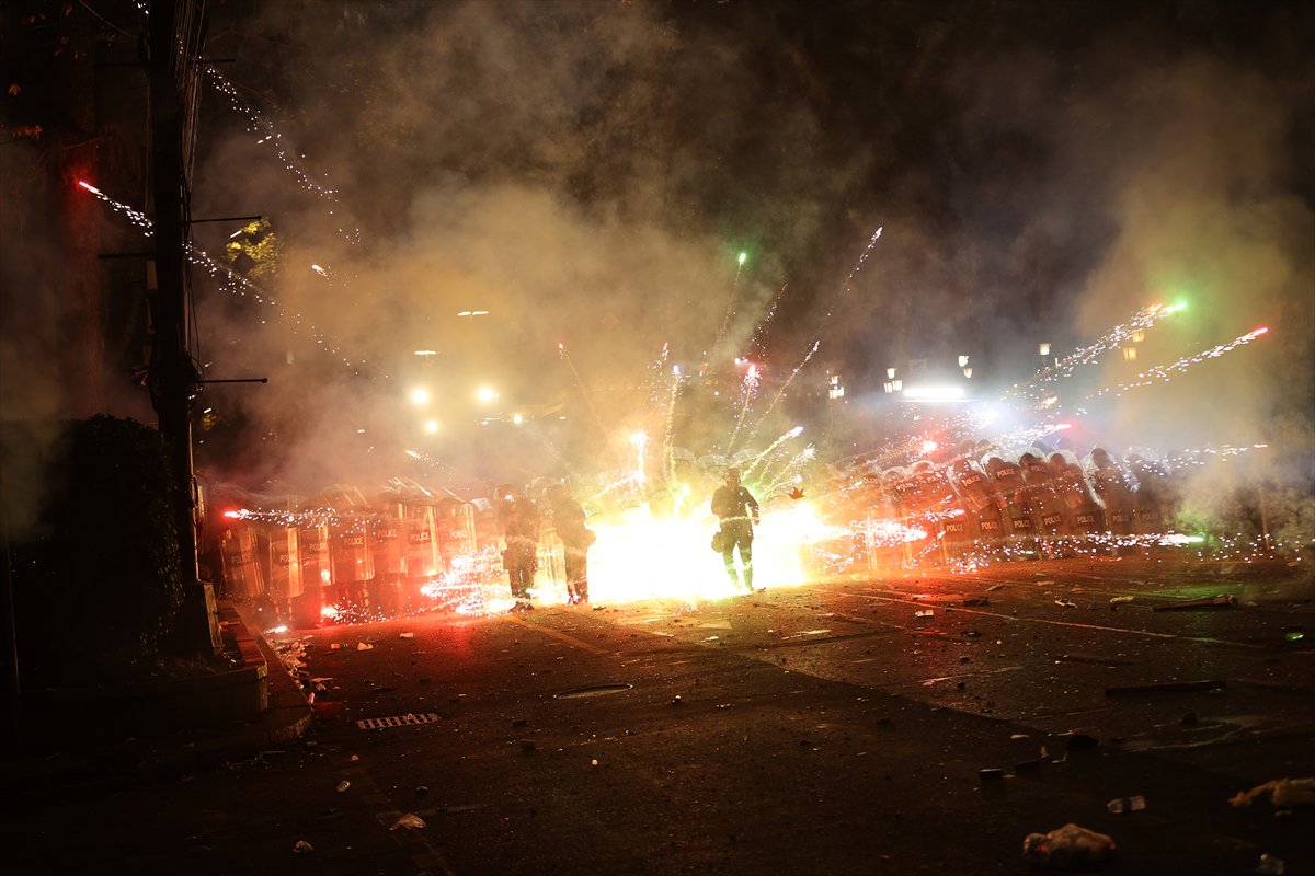 Gürcistan'da AB yanlısı göstericilerin hükümet karşıtı eylemlerine polis müdahalesi