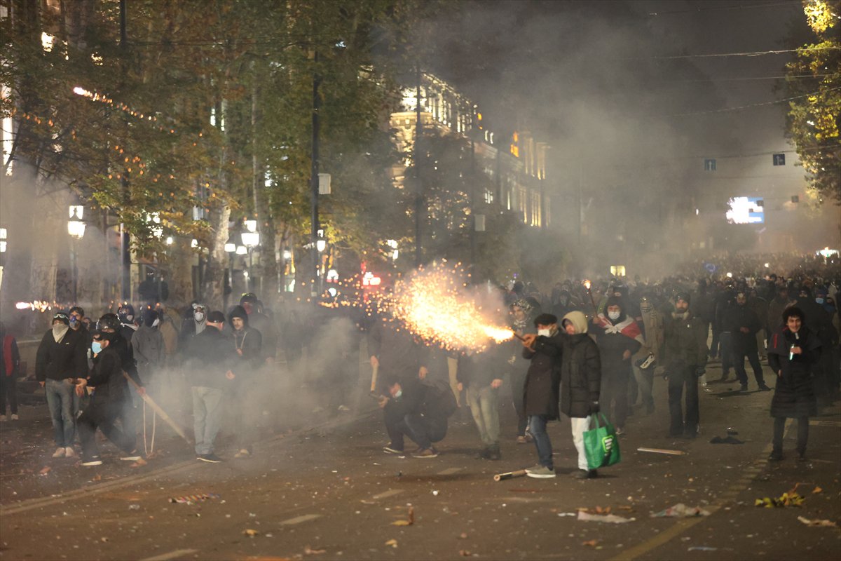 Gürcistan'da AB yanlısı göstericilerin hükümet karşıtı eylemlerine polis müdahalesi