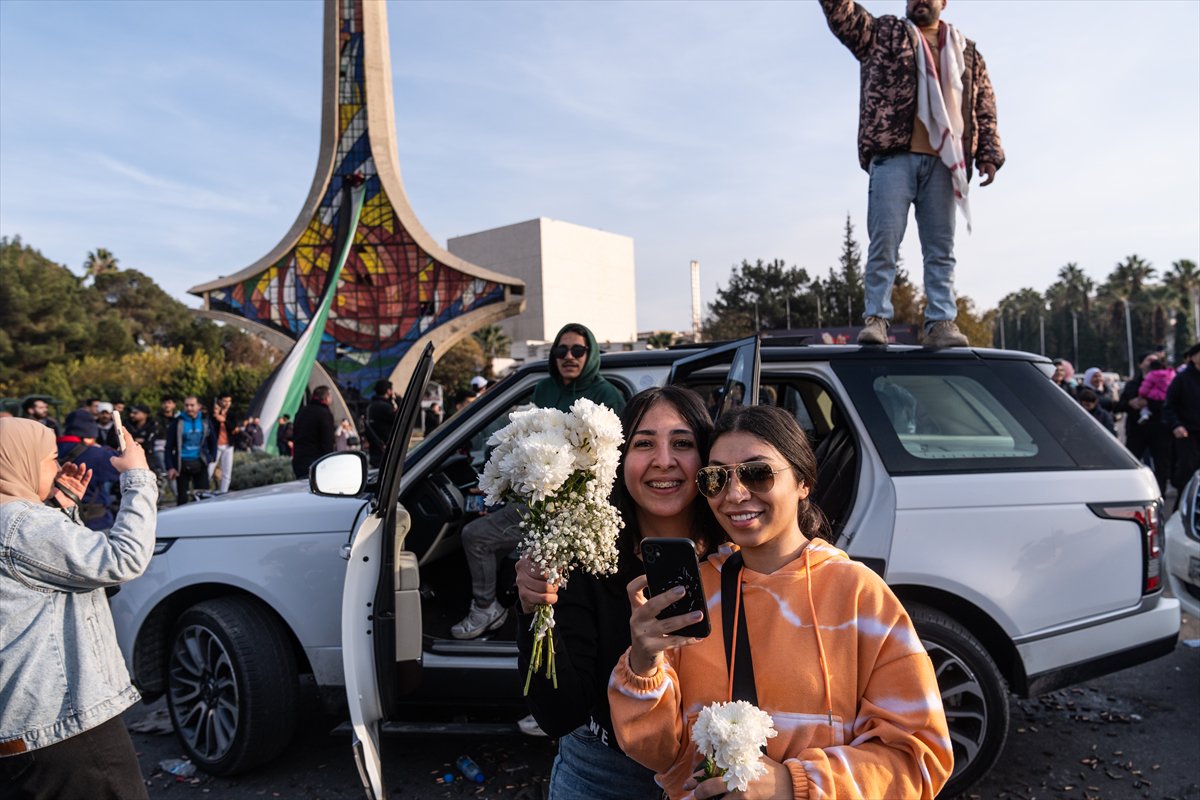 Suriye'de Esad rejimi devrildi: Emevi Meydanı'ndaki kutlamadan tarihi kareler