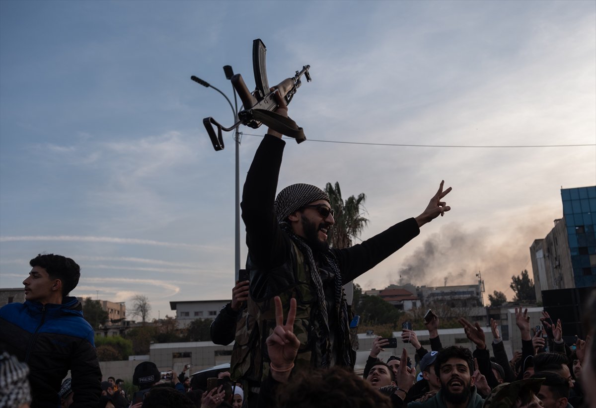 Suriye'de Esad rejimi devrildi: Emevi Meydanı'ndaki kutlamadan tarihi kareler