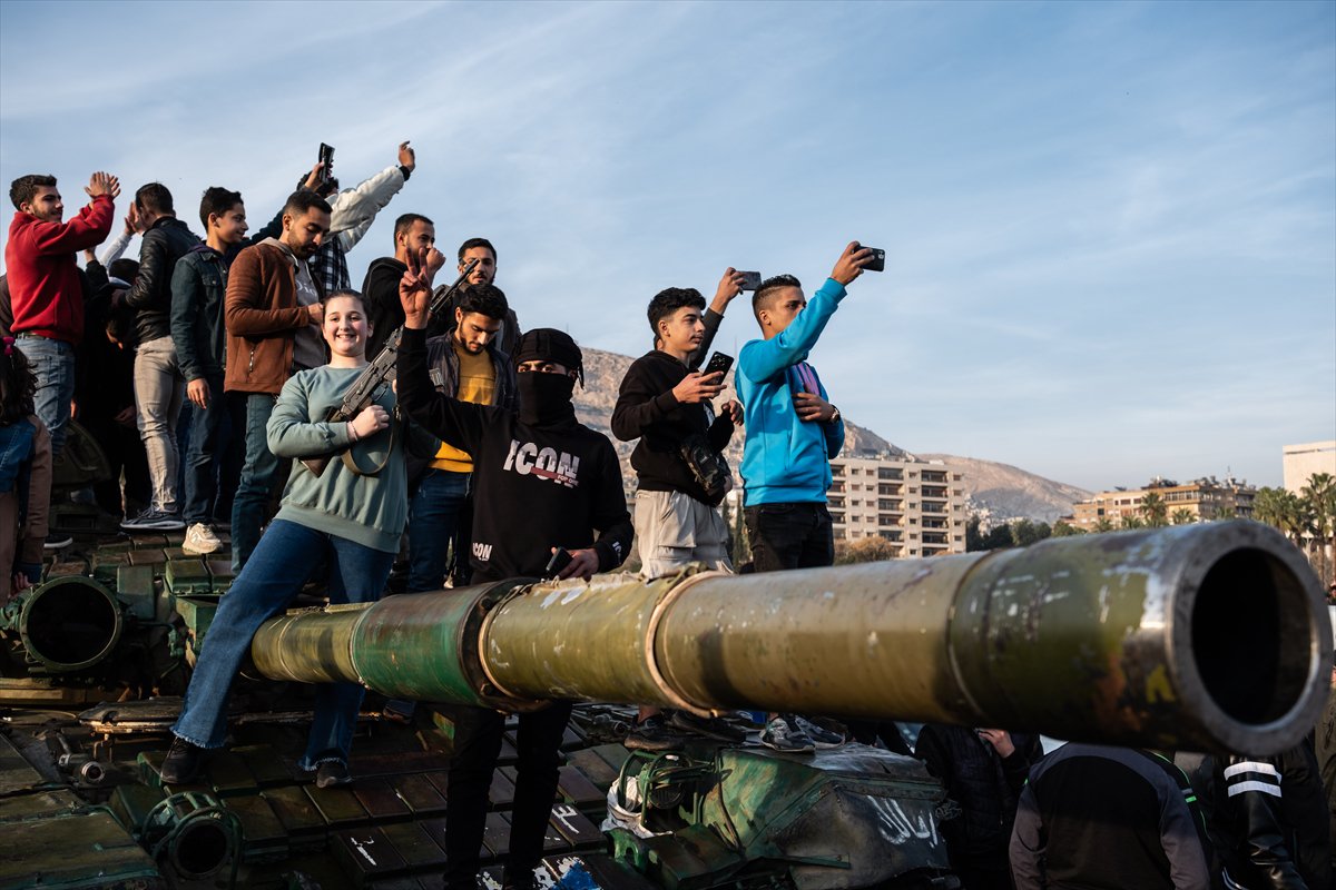 Suriye'de Esad rejimi devrildi: Emevi Meydanı'ndaki kutlamadan tarihi kareler