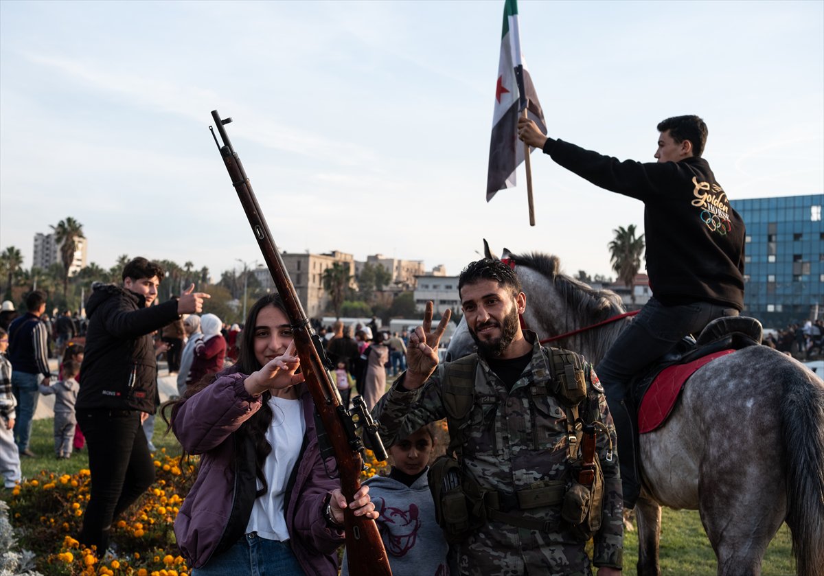 Suriye'de Esad rejimi devrildi: Emevi Meydanı'ndaki kutlamadan tarihi kareler